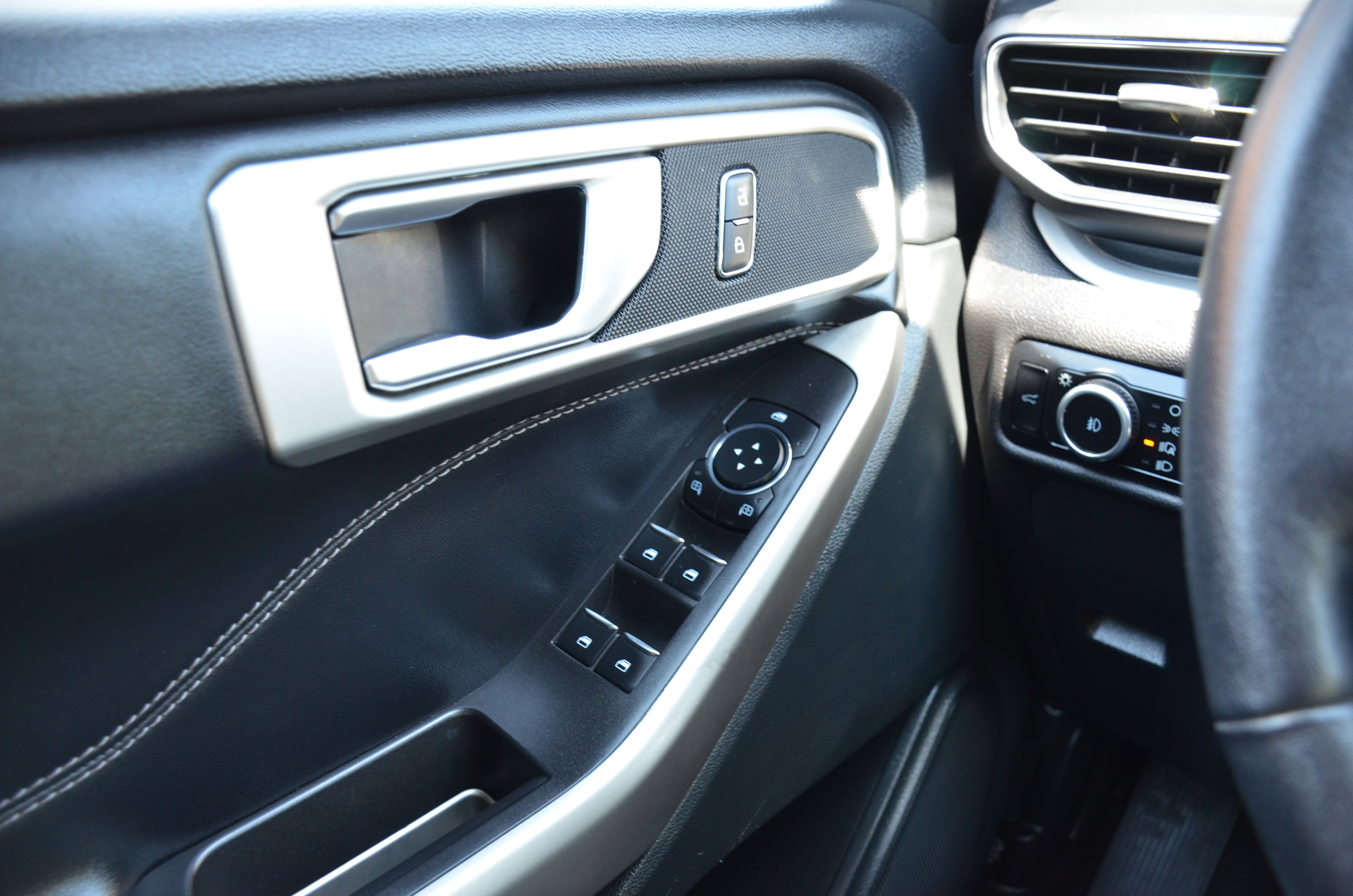 Used 2023 Ford Explorer XLT w/ Equipment Group 202A image 9