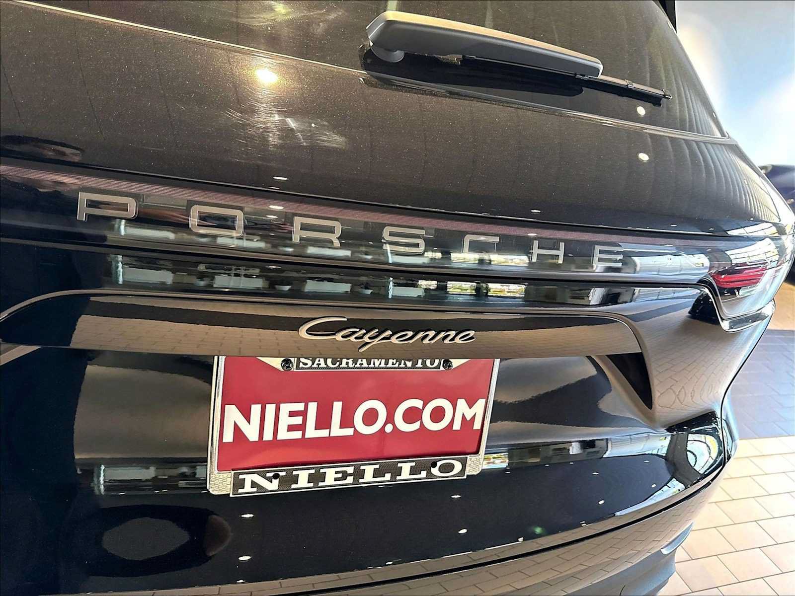 Used 2023 Porsche Cayenne Platinum Edition AWD/4WD image 38