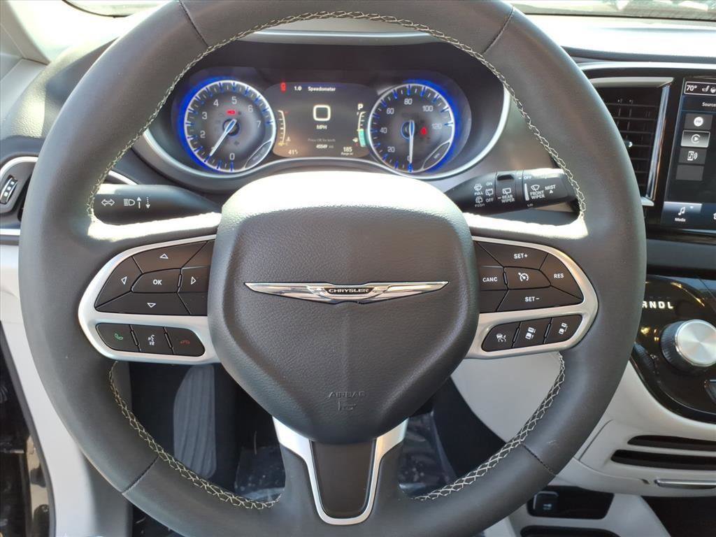 Used 2024 Chrysler Pacifica Touring-L image 17