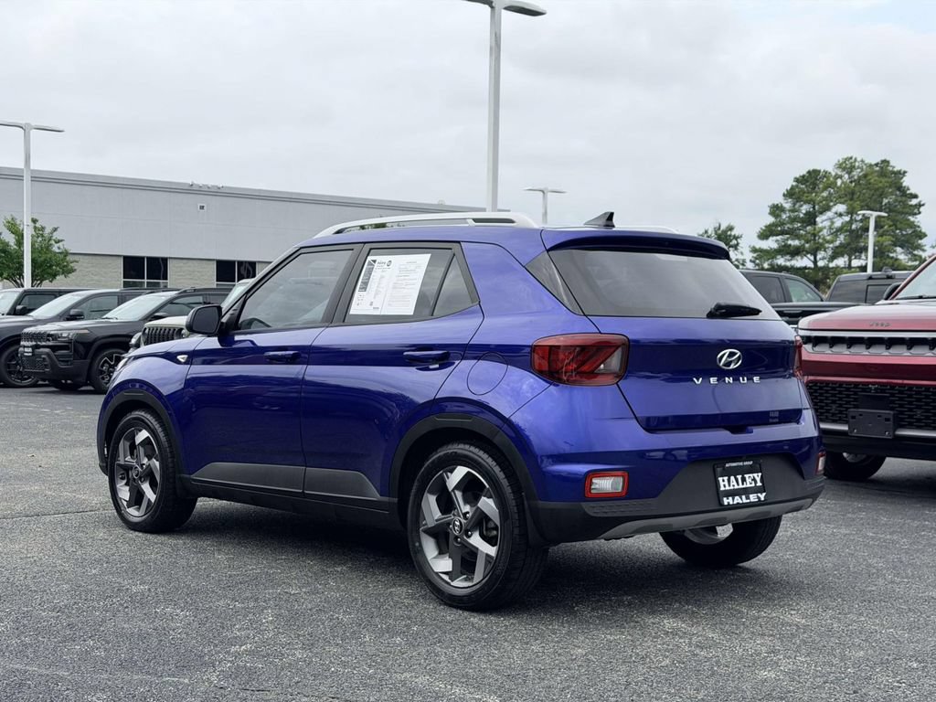 Used 2022 Hyundai Venue Limited w/ Cargo Package FWD image 4