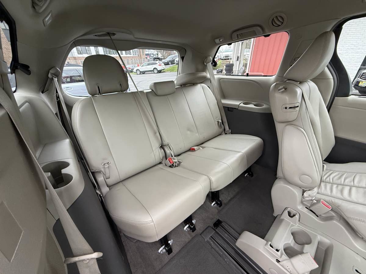 Used 2013 Toyota Sienna XLE image 14