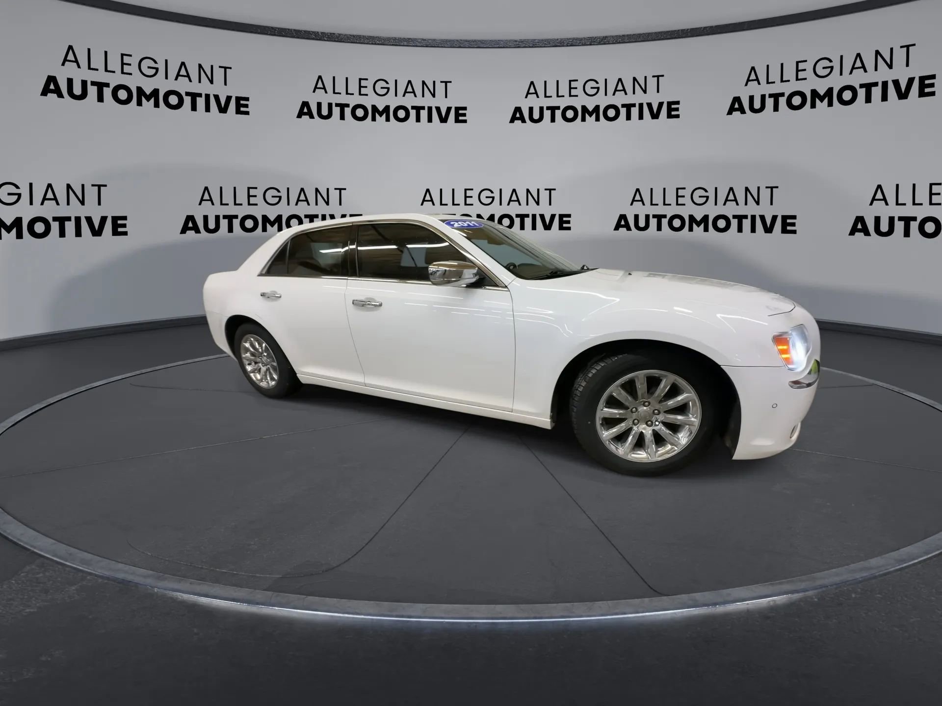 Used 2011 Chrysler 300 C RWD image 4