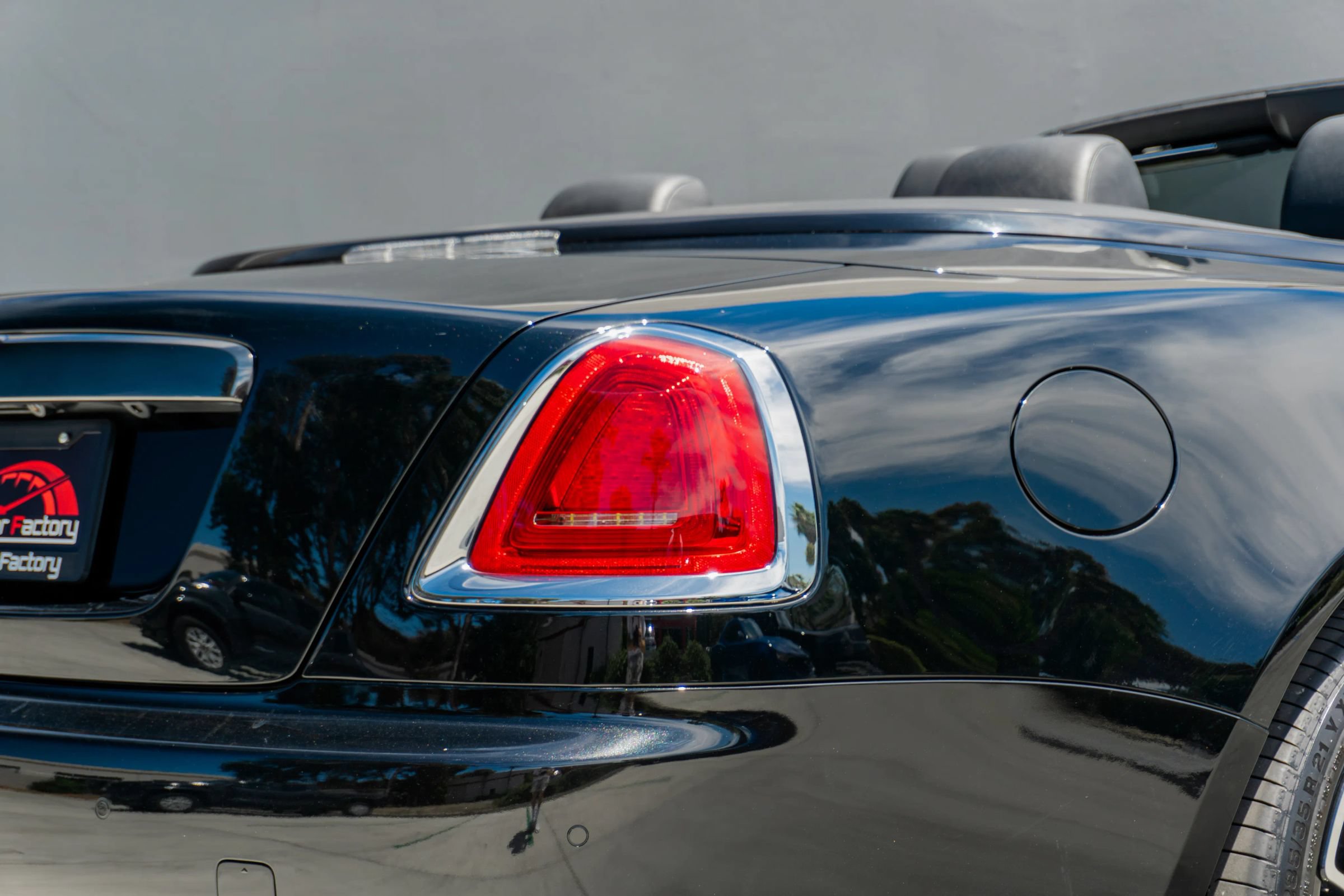 Used 2018 Rolls-Royce Dawn RWD image 41
