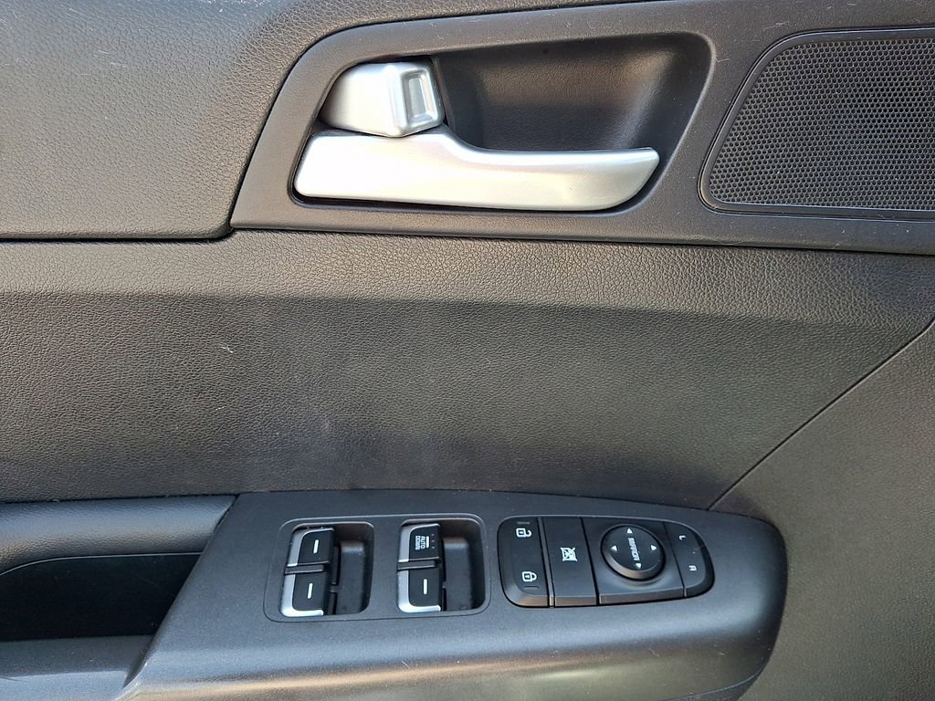 Used 2022 Kia Sportage LX image 12