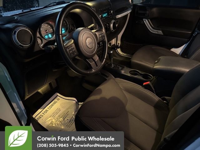 Used 2016 Jeep Wrangler Unlimited Rubicon w/ Connectivity Group image 11