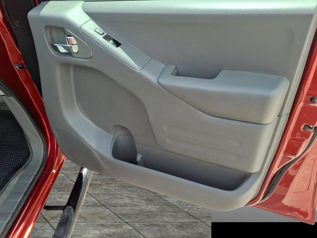Used 2015 Nissan Frontier SV RWD image 11