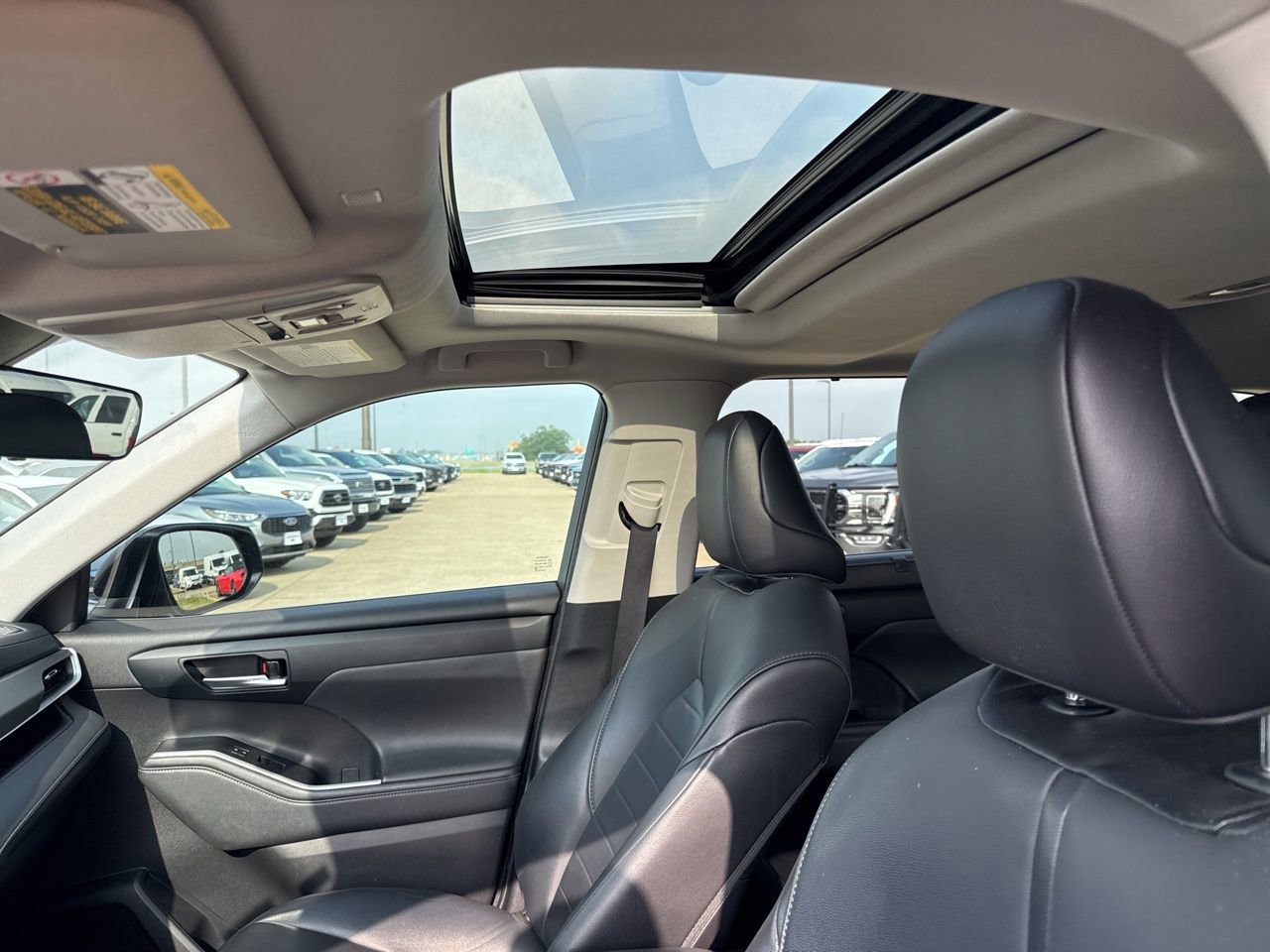 Used 2021 Toyota Highlander XLE FWD image 21