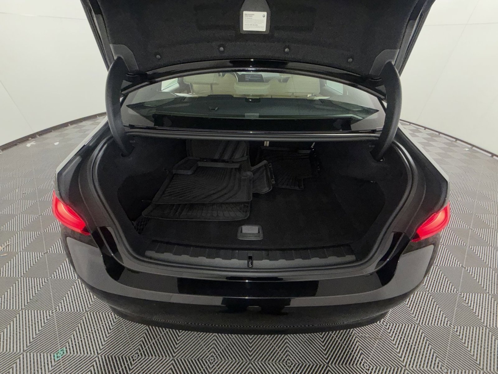Used 2021 BMW 330e w/ Convenience Package image 26