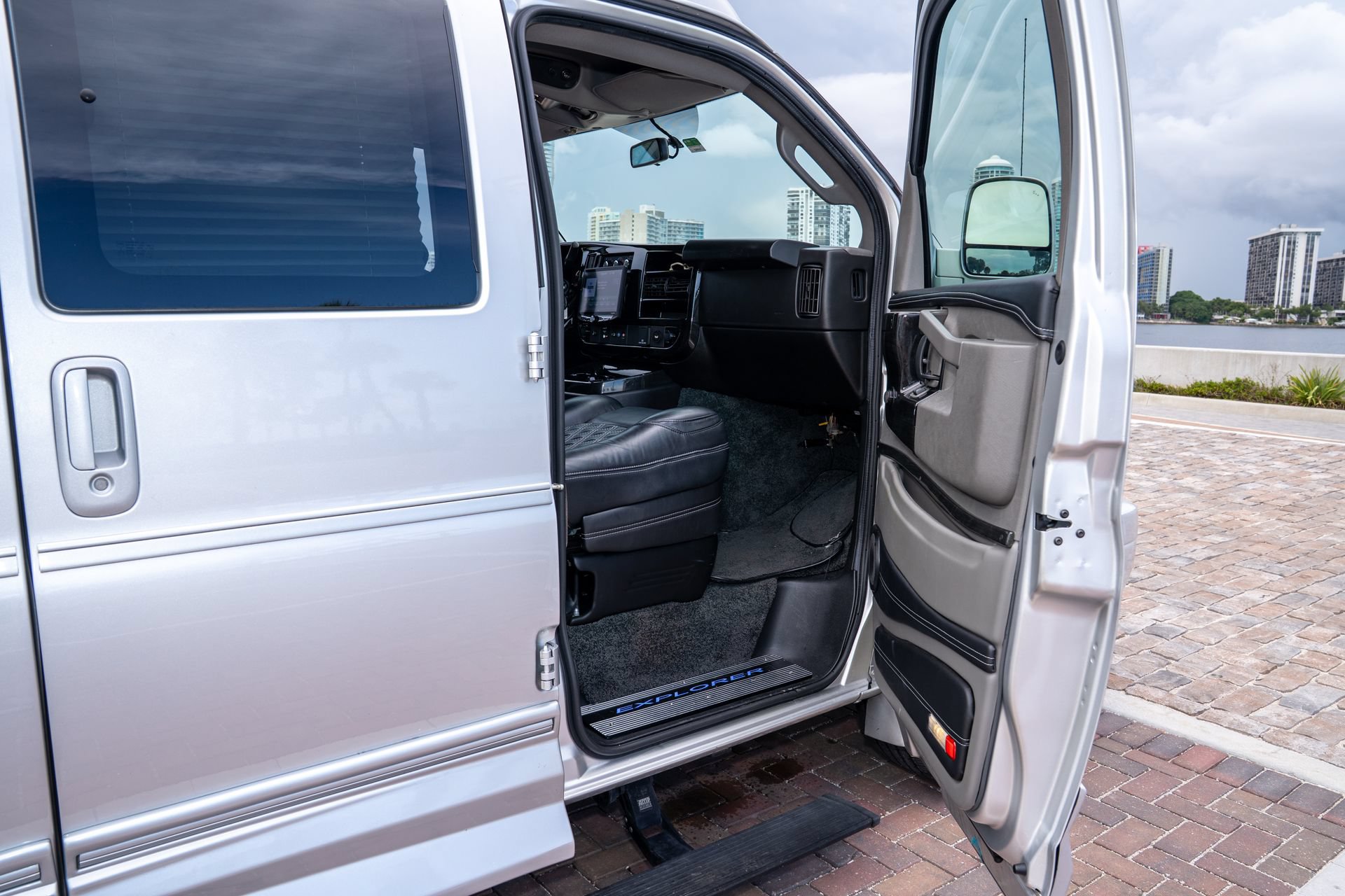 Used 2022 GMC Savana 2500 Extended RWD image 30