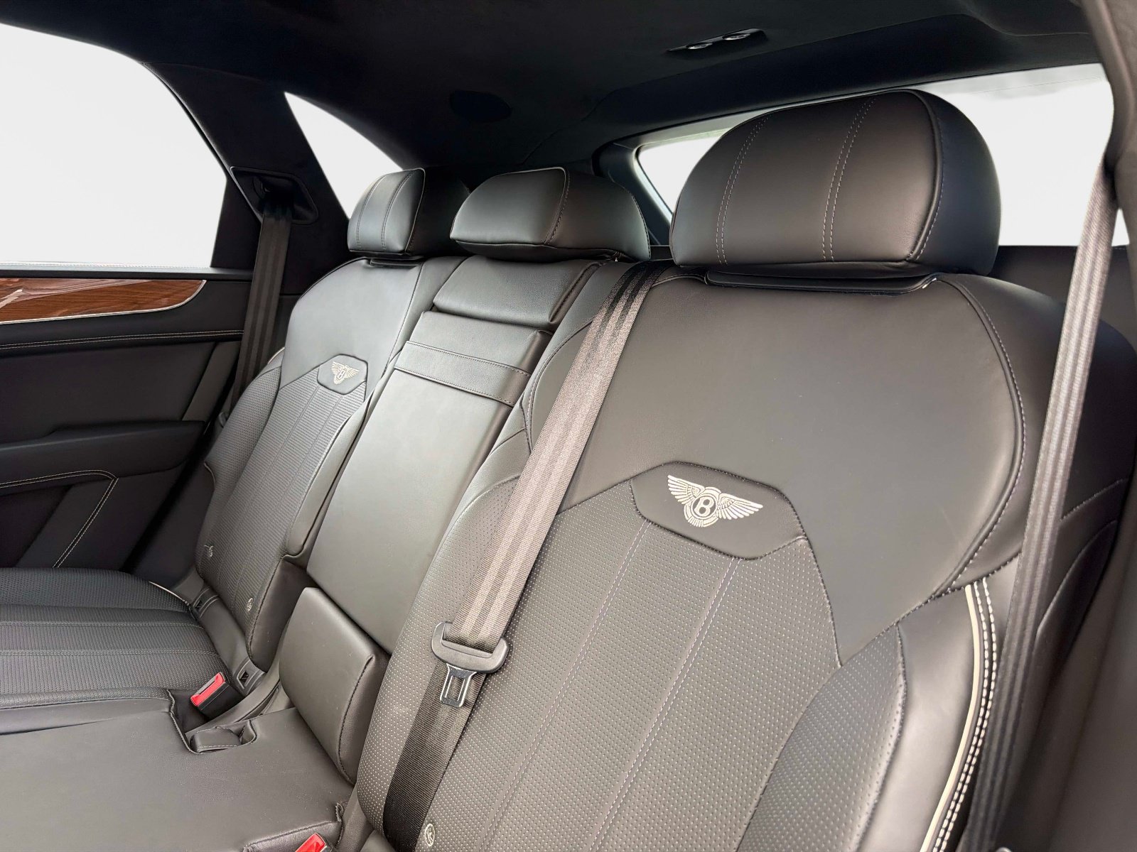 Used 2022 Bentley Bentayga AWD/4WD image 33