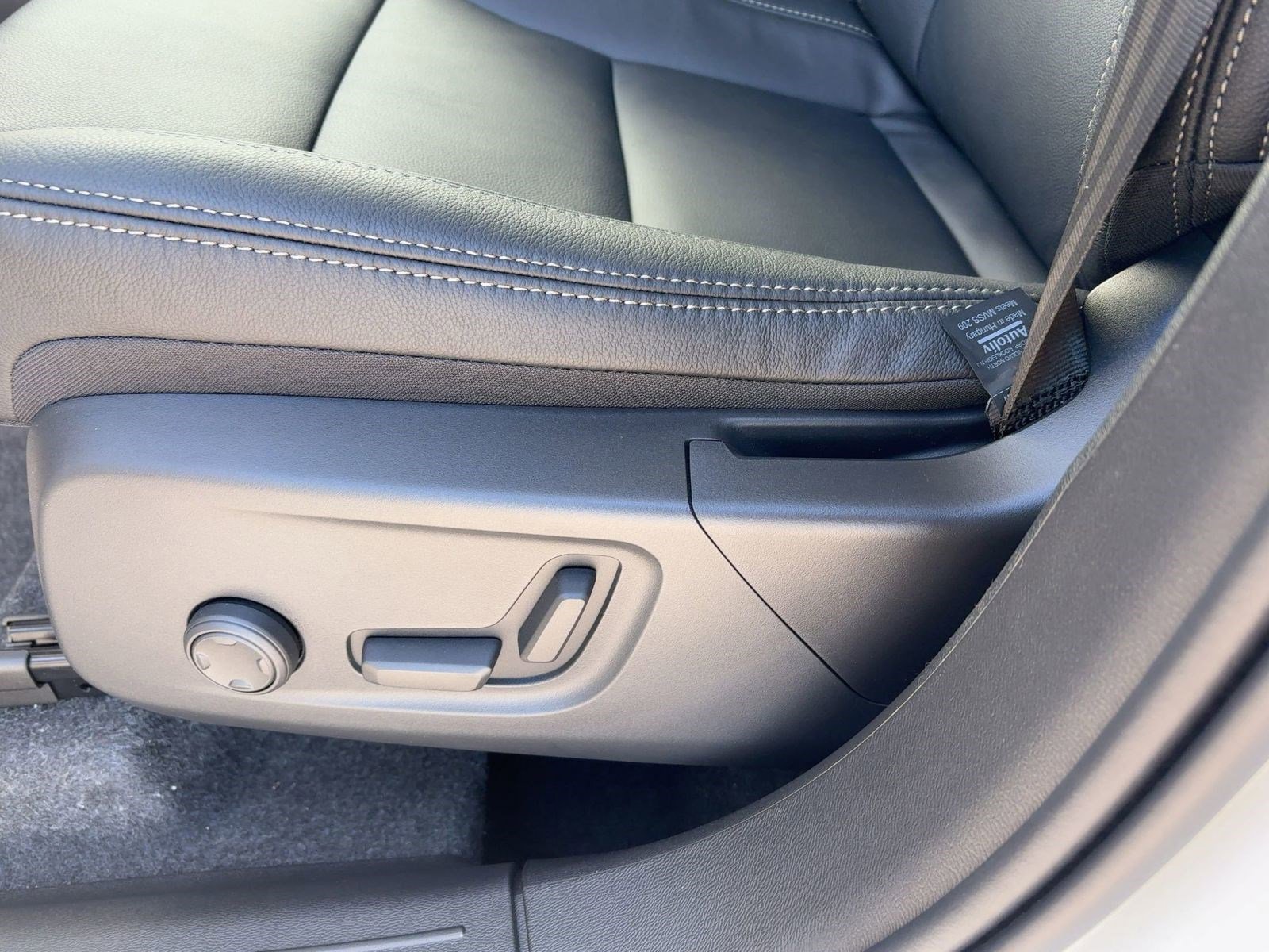 New 2026 Volvo XC40 B5 Core w/ Climate Package image 13