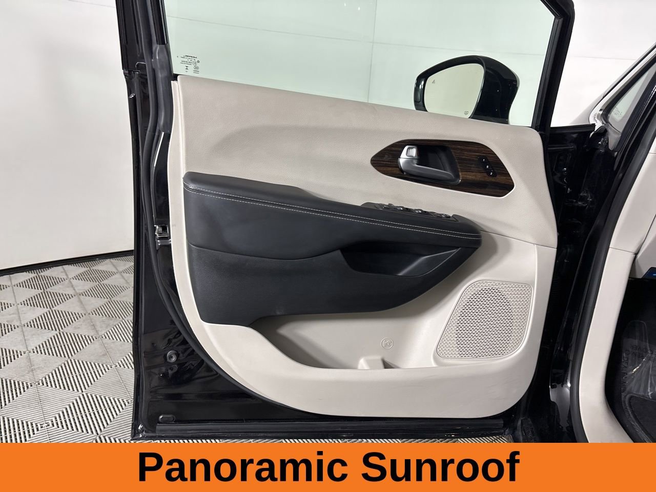 Used 2024 Chrysler Pacifica Limited image 9