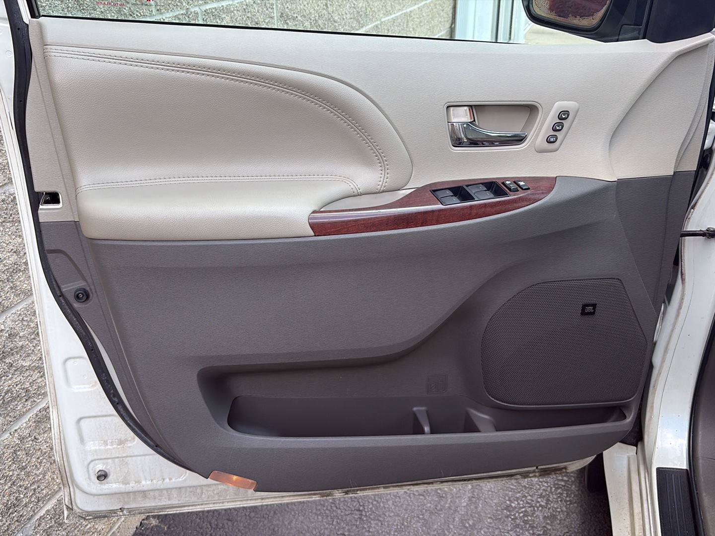 Used 2012 Toyota Sienna Limited w/ Premium Pkg AWD/4WD image 4