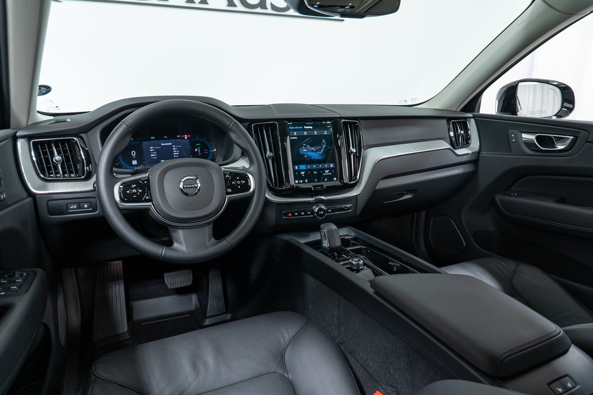 Used 2025 Volvo XC60 T8 Plus w/ Climate Package image 16