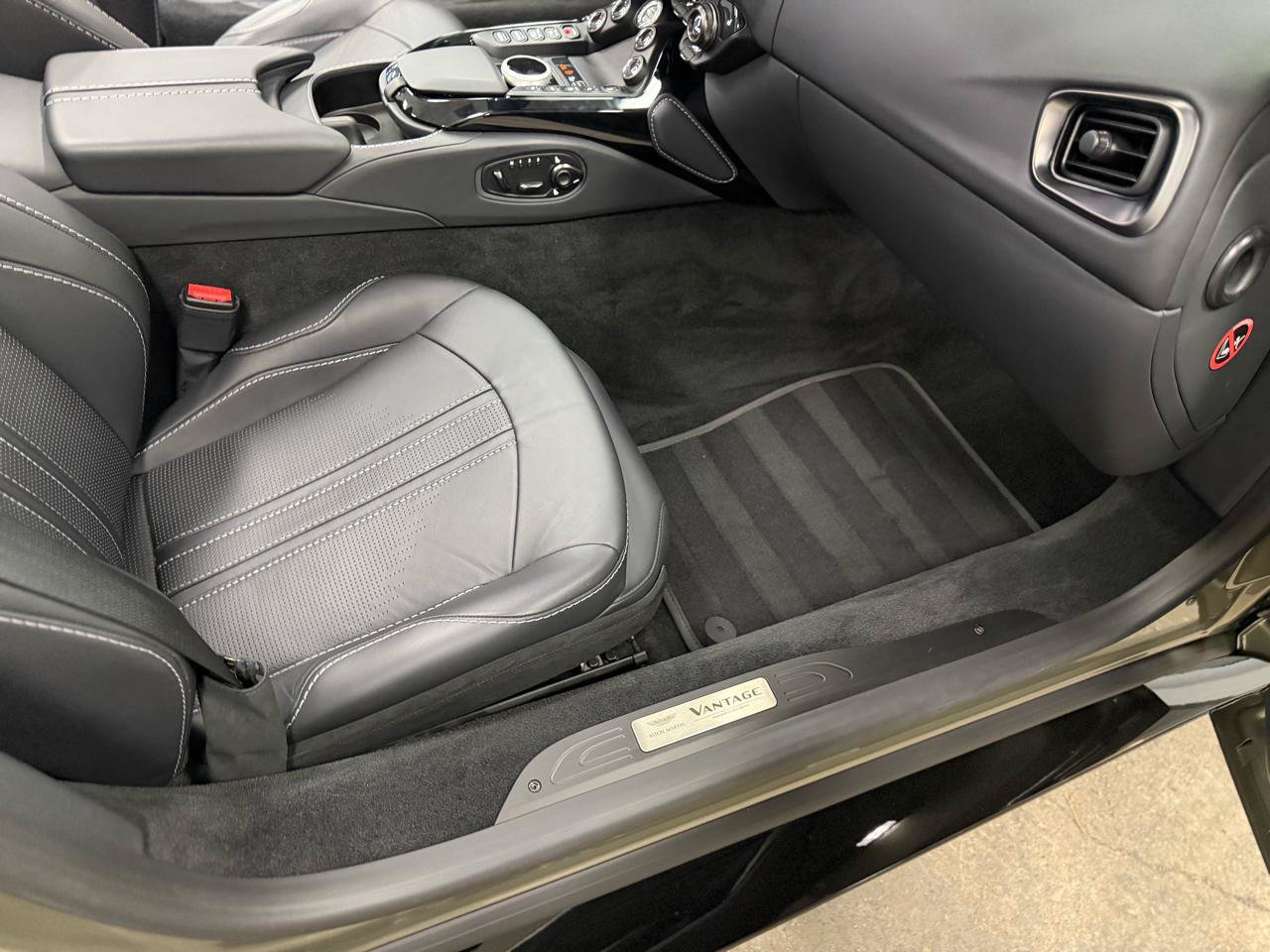 Used 2023 Aston Martin V8 Vantage Roadster RWD image 35