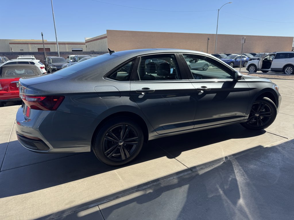Used 2022 Volkswagen Jetta SE w/ Panoramic Sunroof Package image 4