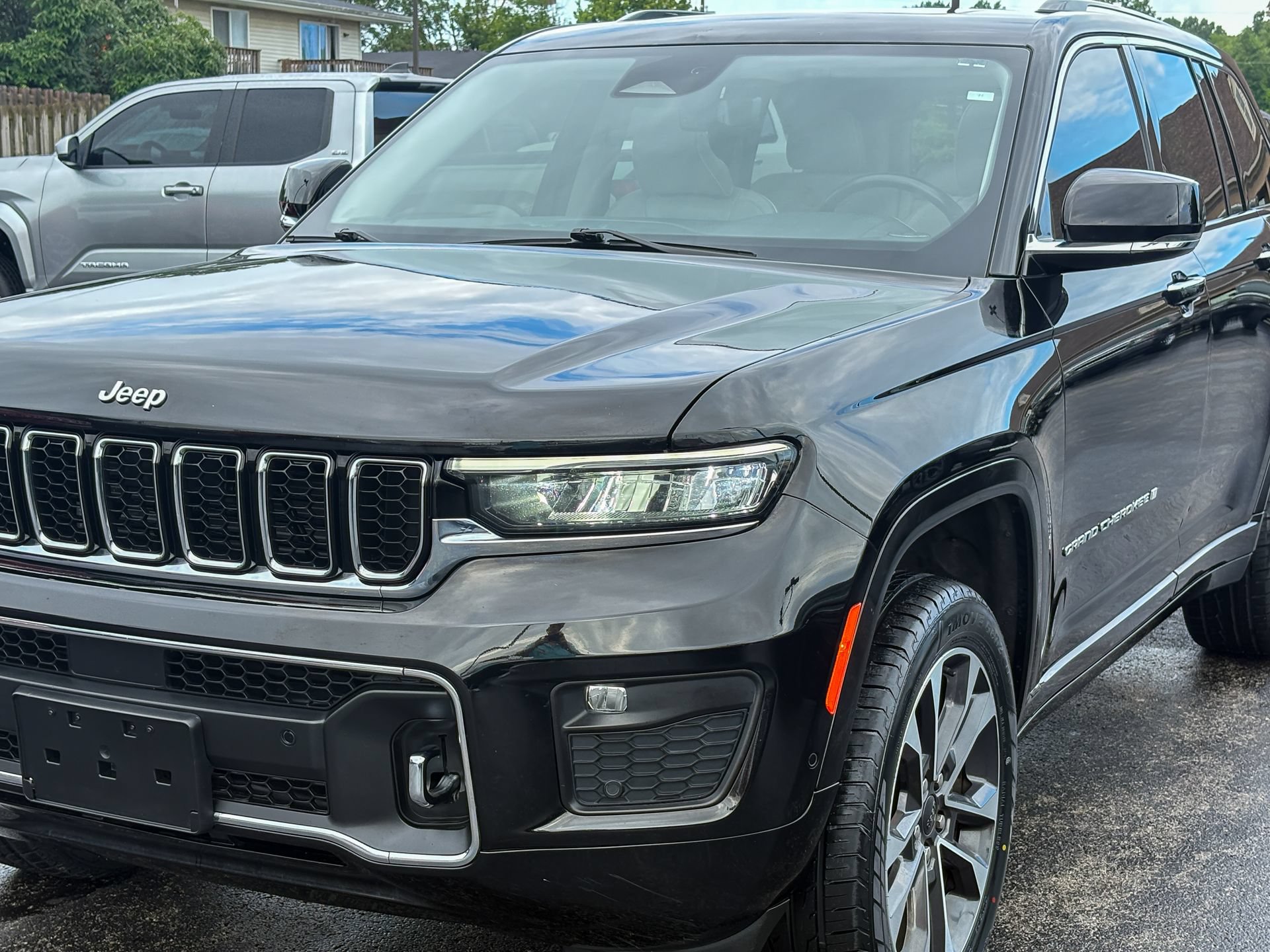 Used 2022 Jeep Grand Cherokee Overland w/ Luxury Tech Group IV AWD/4WD image 7