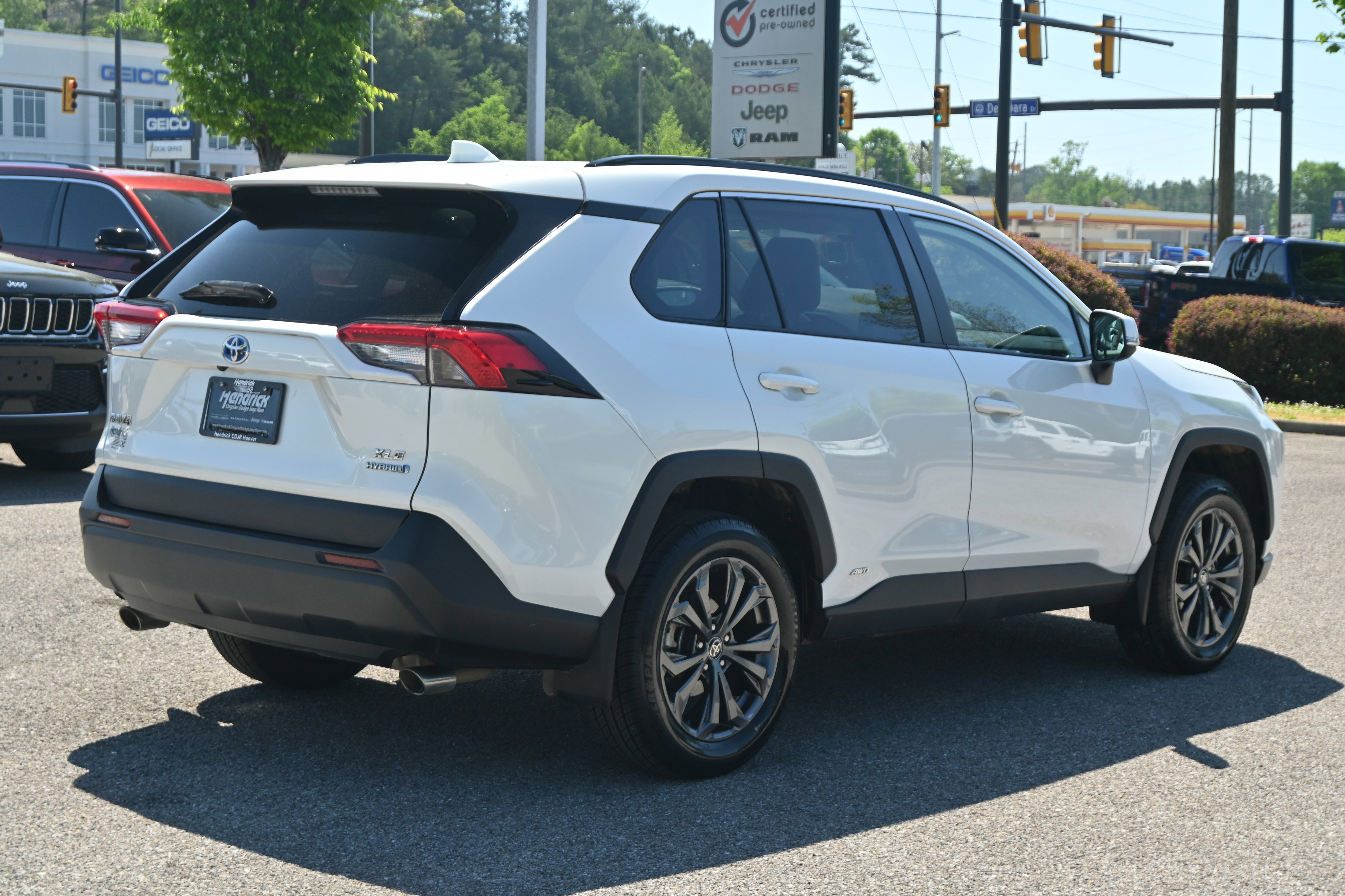Used 2022 Toyota RAV4 XLE Premium image 16