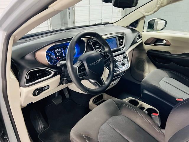 Used 2023 Chrysler Voyager LX image 22