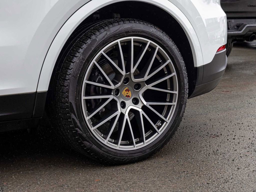 Used 2023 Porsche Cayenne Platinum Edition image 7