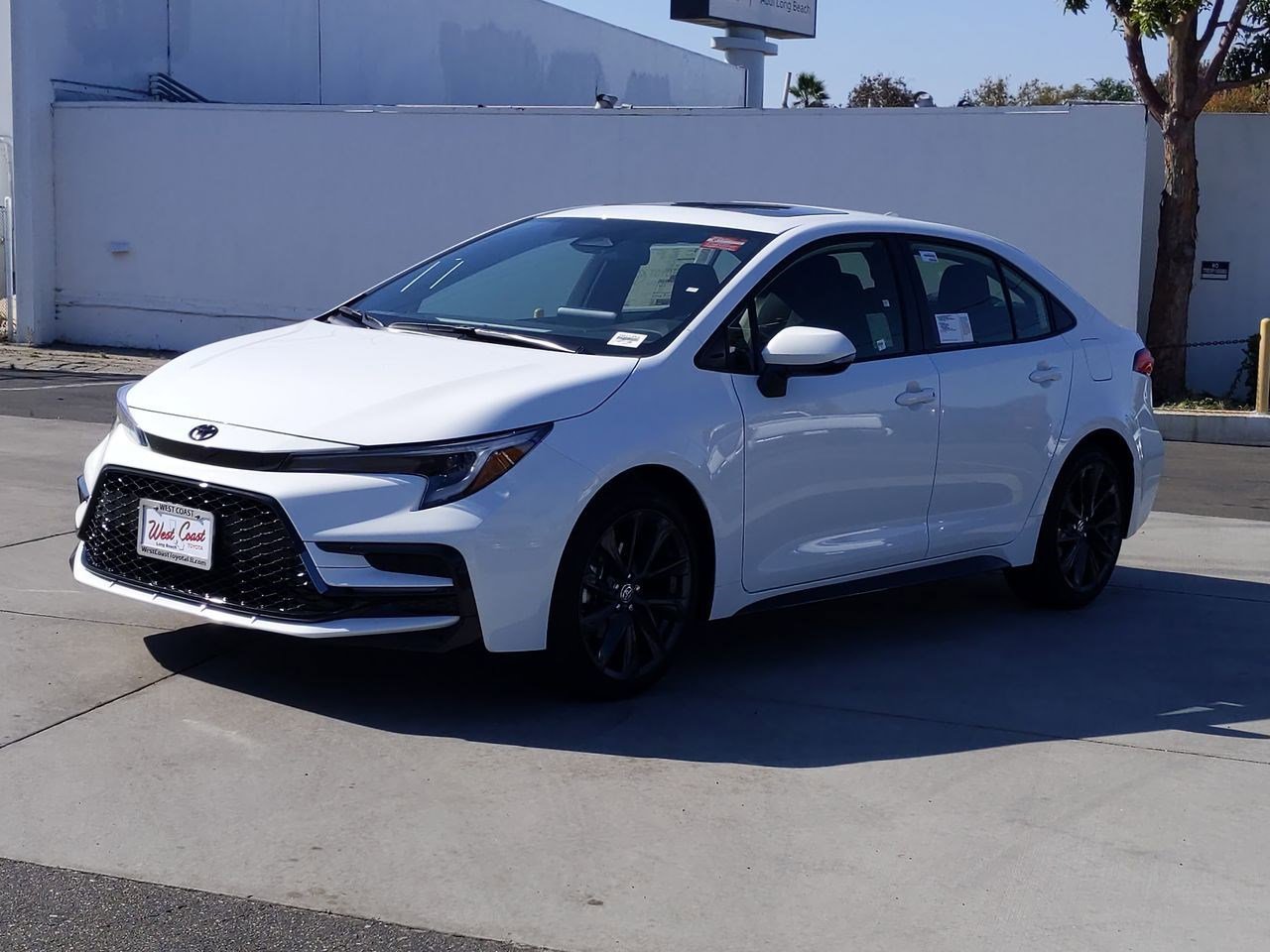 Used 2023 Toyota Corolla SE w/ SE Premium Package image 8