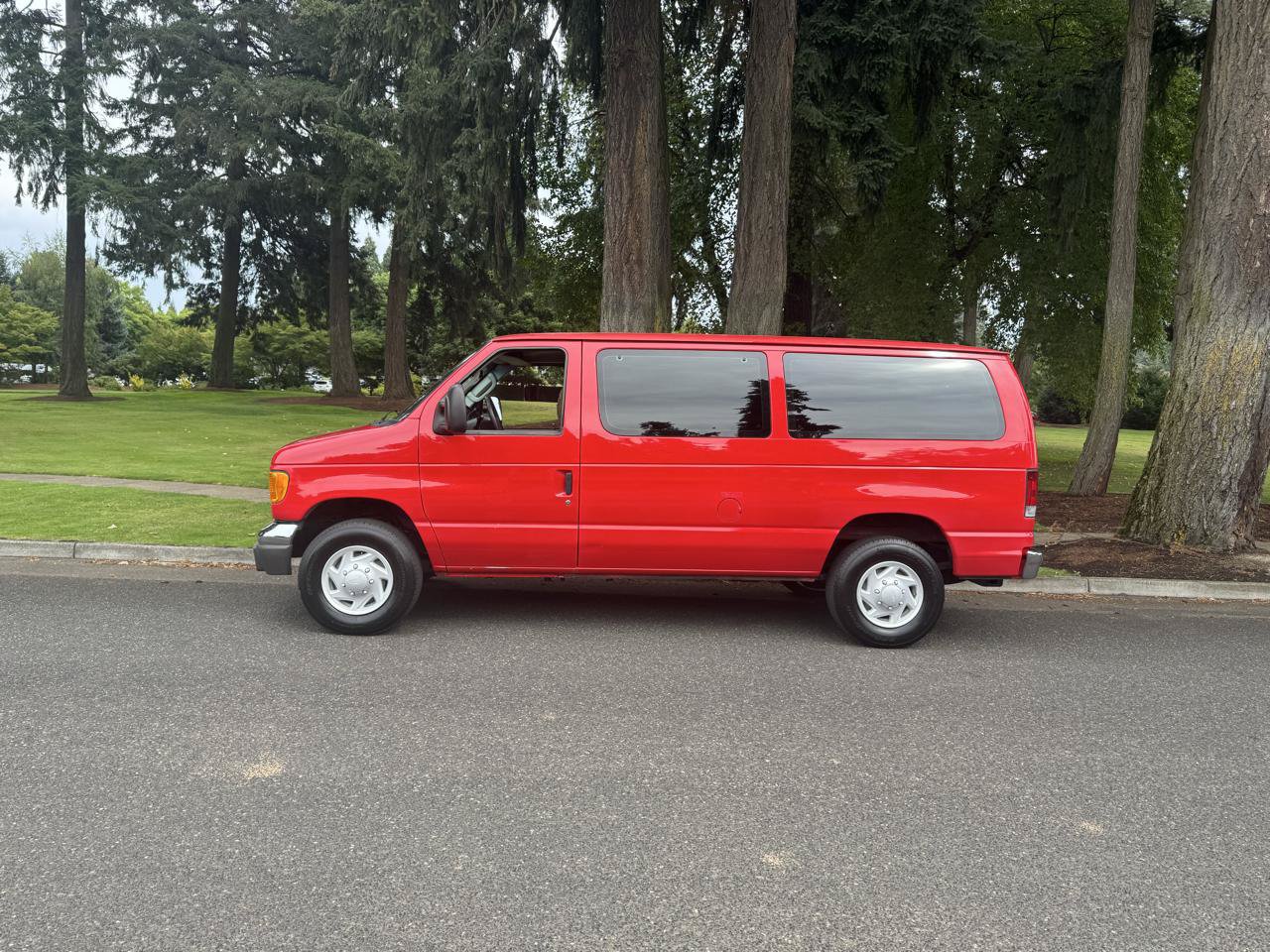 Used 2006 Ford E-350 and Econoline 350 XLT RWD image 2