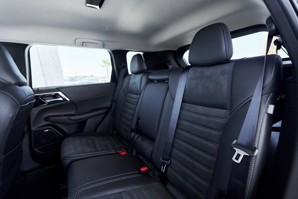 Used 2025 Mitsubishi Outlander SE image 29