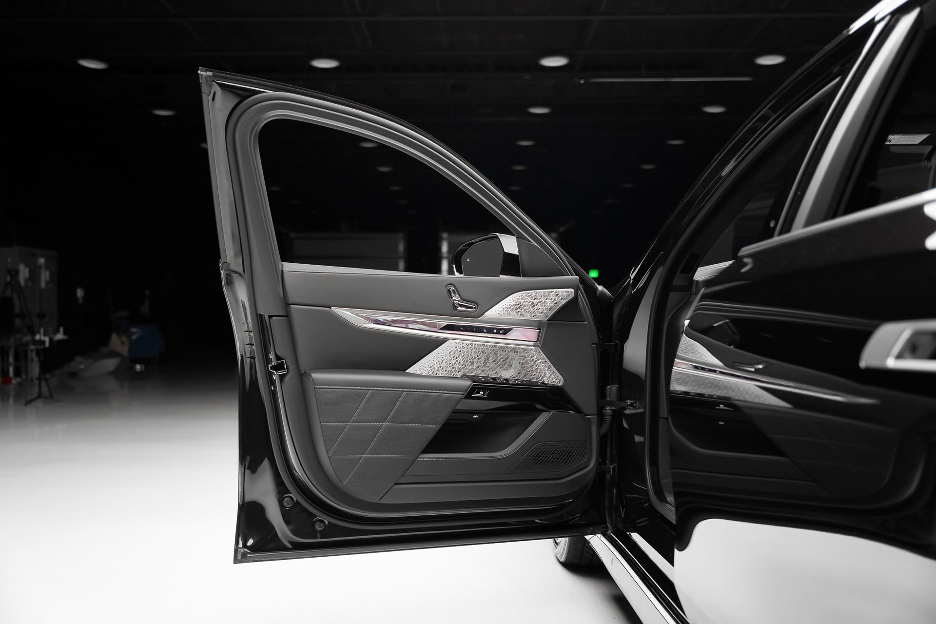 Used 2024 BMW i7 xDrive60 w/ Executive Package image 53