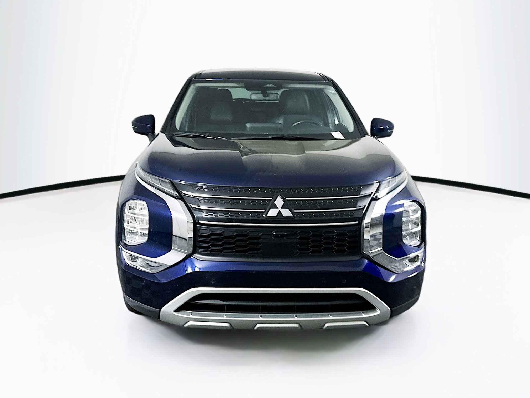 Used 2024 Mitsubishi Outlander SE image 2