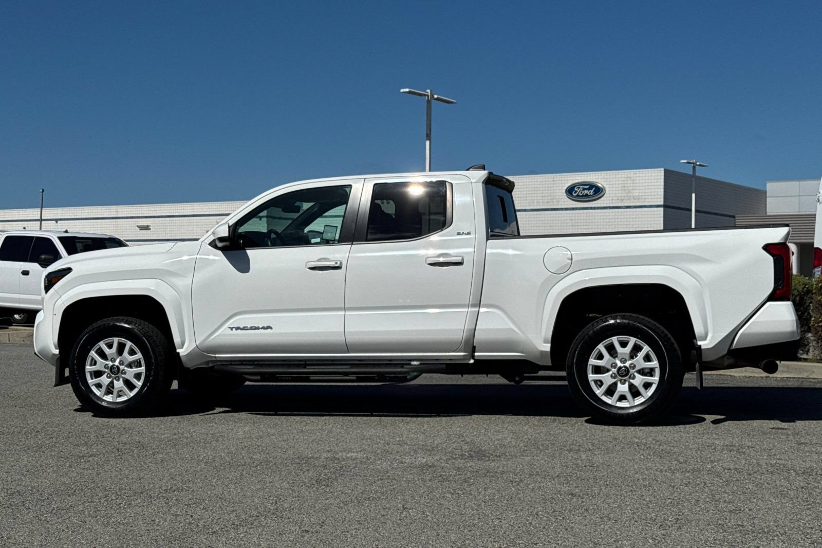 Used 2024 Toyota Tacoma SR5 AWD/4WD image 7