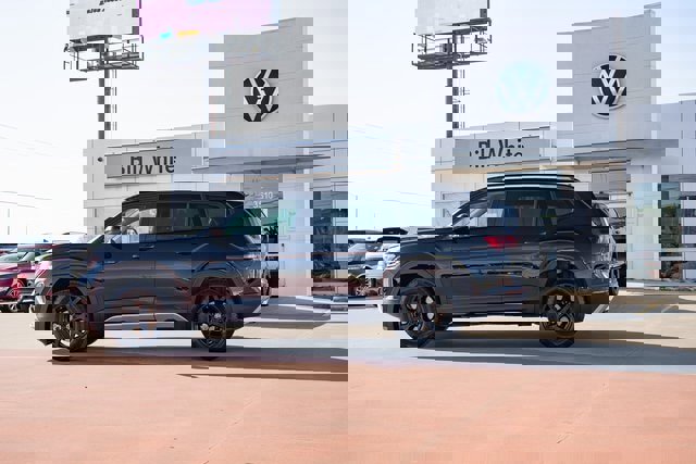 New 2025 Volkswagen Atlas Peak Edition SE image 3