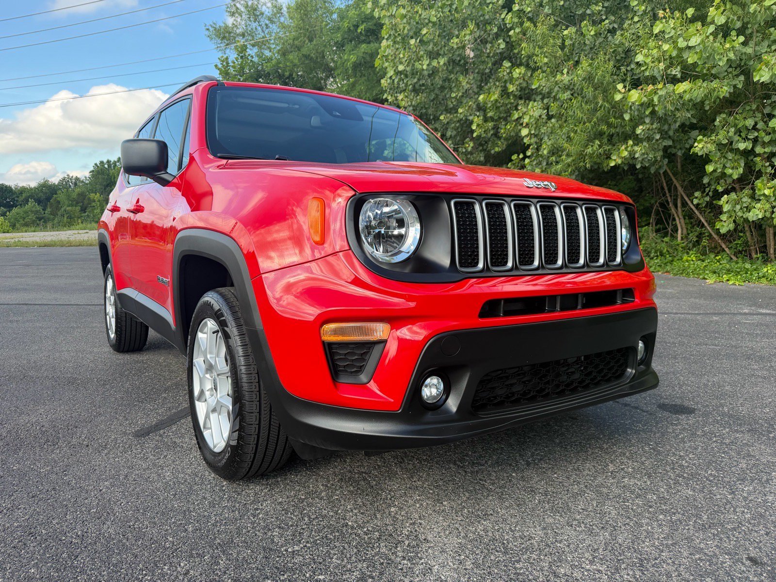 Used 2023 Jeep Renegade Latitude w/ Sun/Sound Group AWD/4WD image 4
