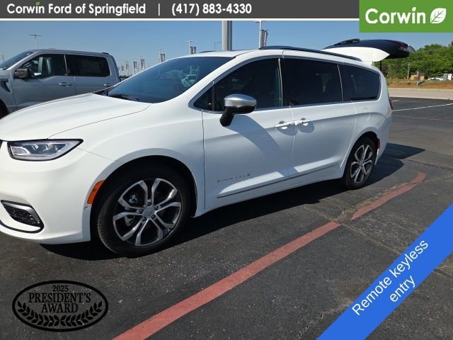 Used 2026 Chrysler Pacifica Pinnacle w/ Trailer Tow Group FWD image 8