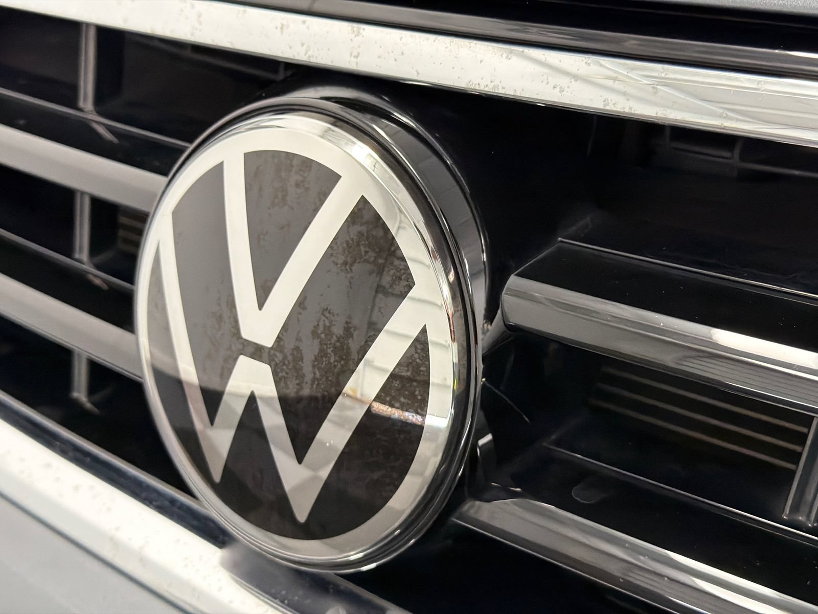 Used 2022 Volkswagen Tiguan SE R-Line FWD image 14