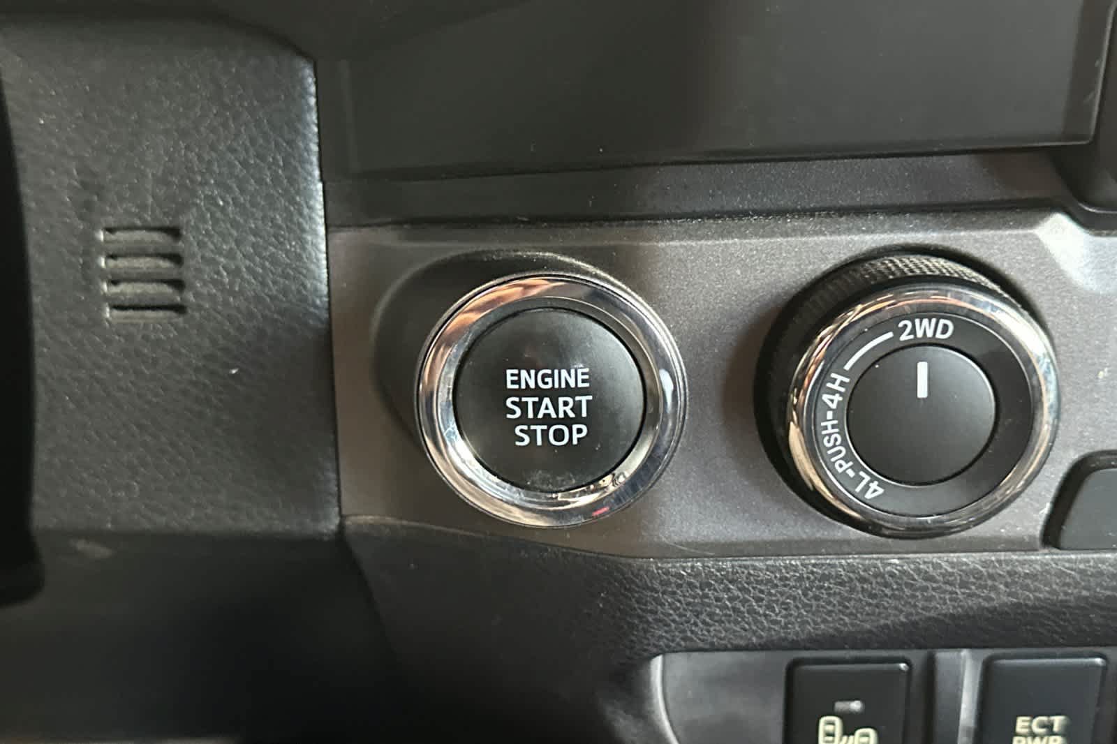Used 2019 Toyota Tacoma TRD Sport w/ Technology Package AWD/4WD image 22