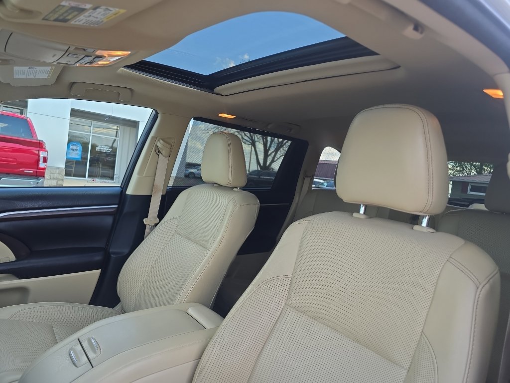 Used 2016 Toyota Highlander Limited w/ Driver Technology Package AWD/4WD image 15