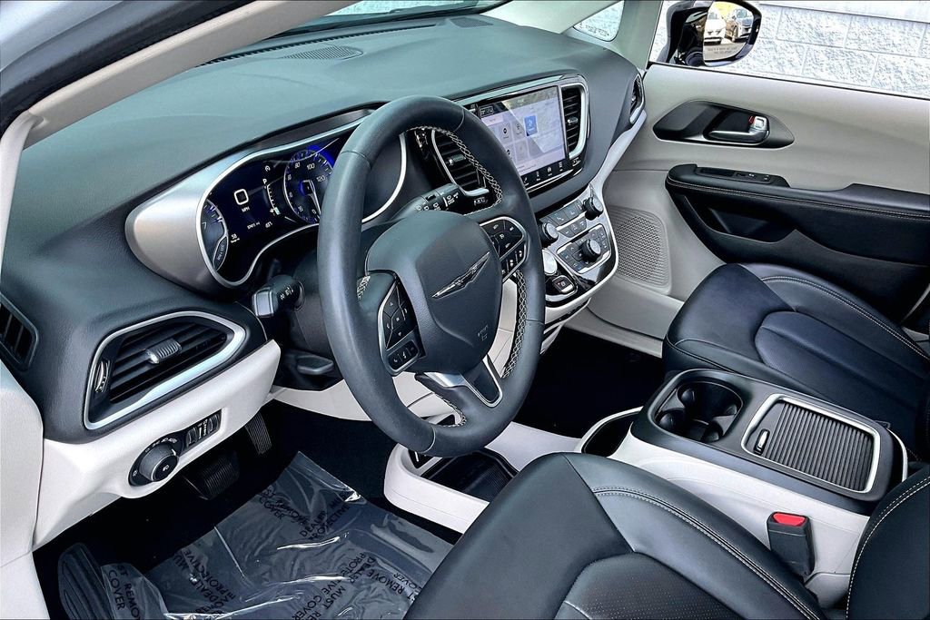Used 2024 Chrysler Pacifica Touring-L FWD image 14