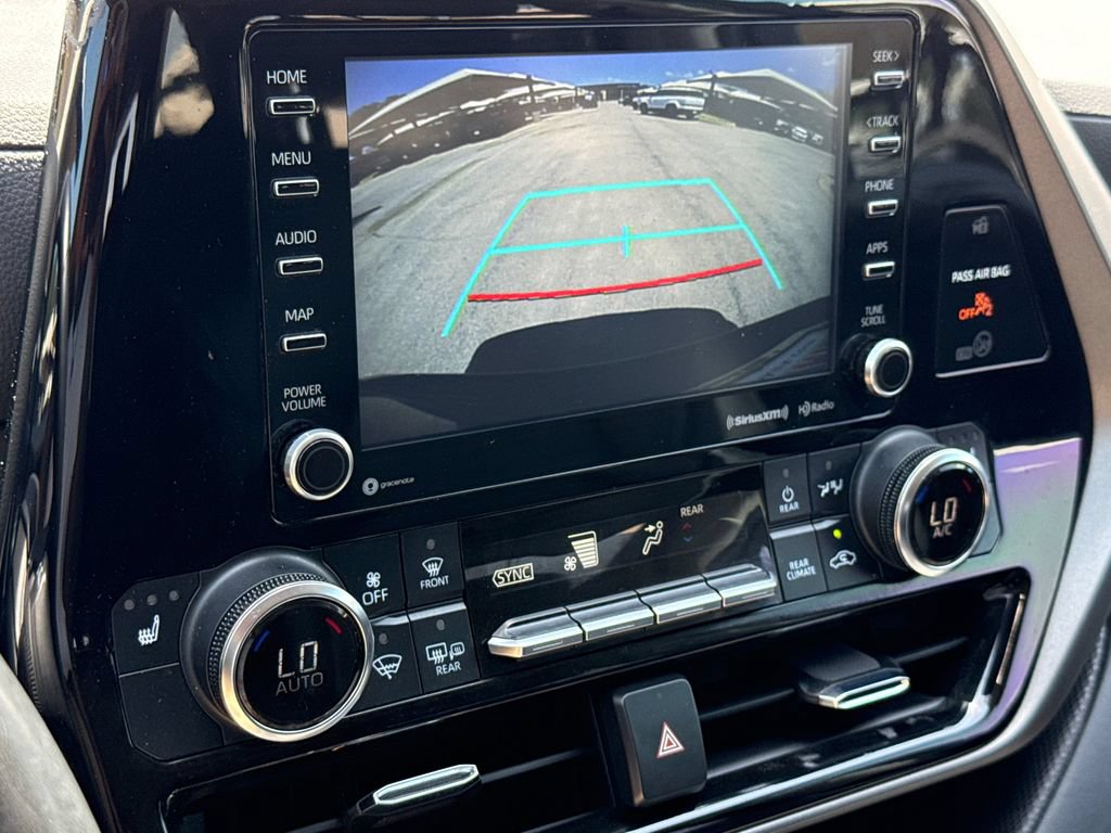 Used 2022 Toyota Highlander XLE FWD image 25