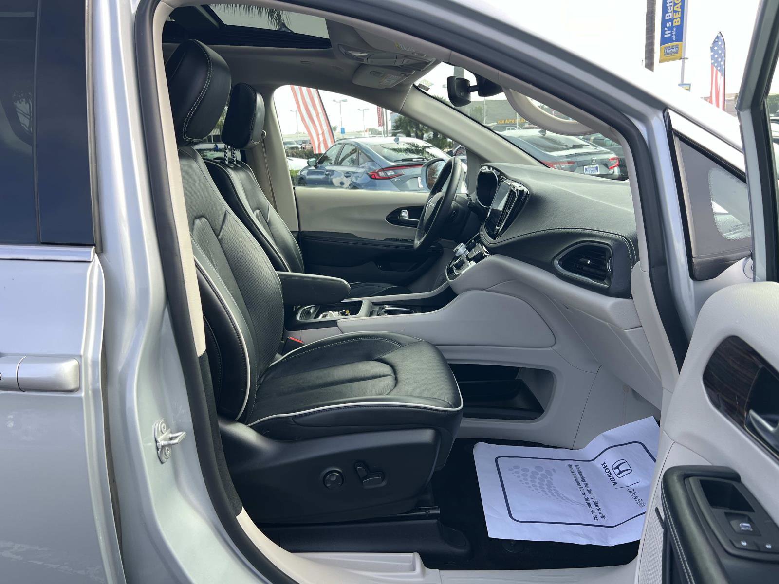 Used 2022 Chrysler Pacifica Limited w/ Uconnect Theater Family Group image 33