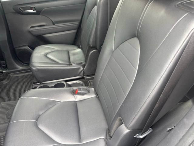 Used 2025 Toyota Highlander XLE FWD image 22