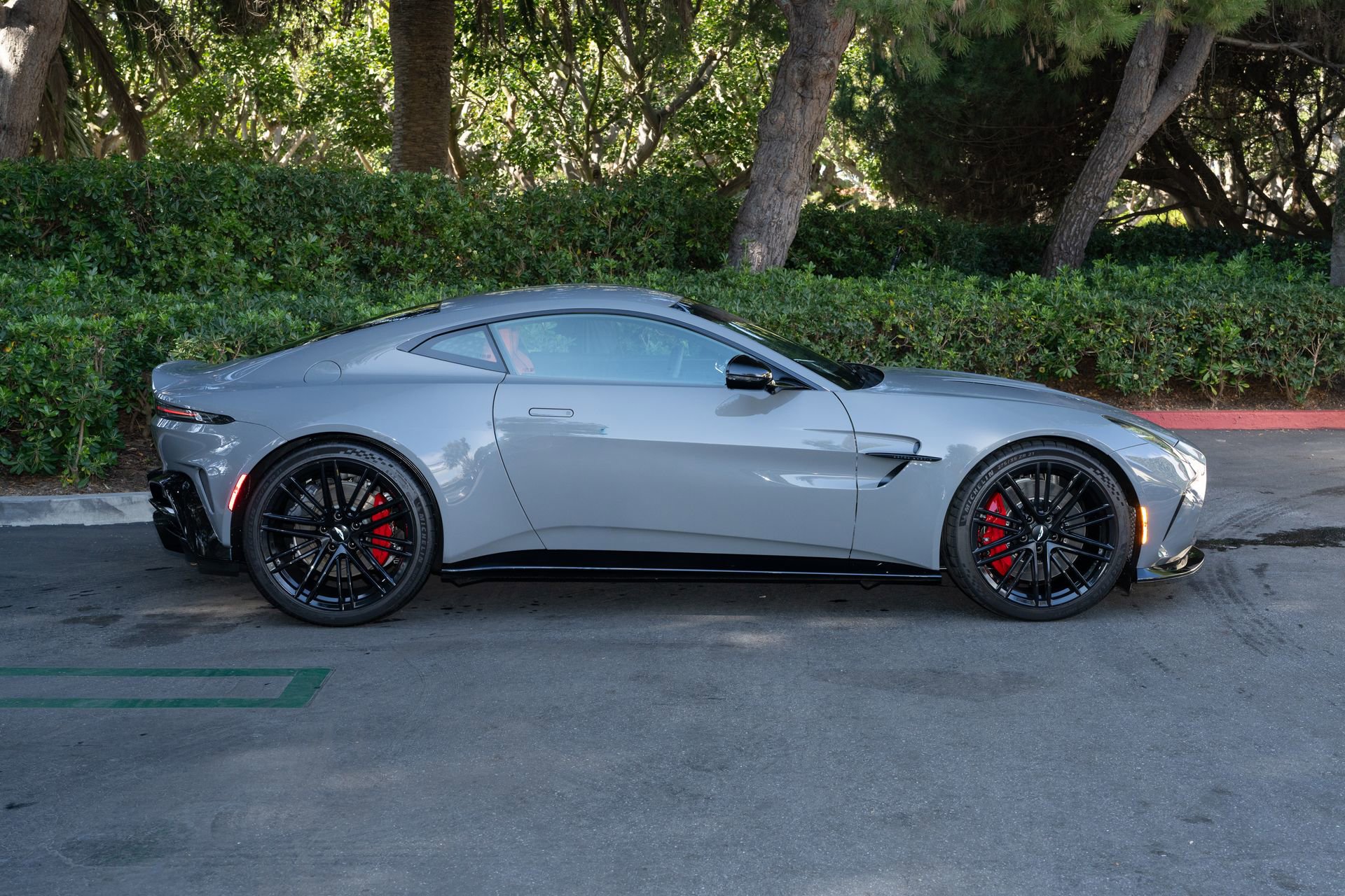 Used 2025 Aston Martin V8 Vantage Coupe image 25