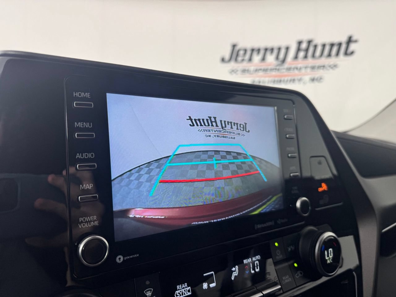 Used 2021 Toyota Highlander LE FWD image 3
