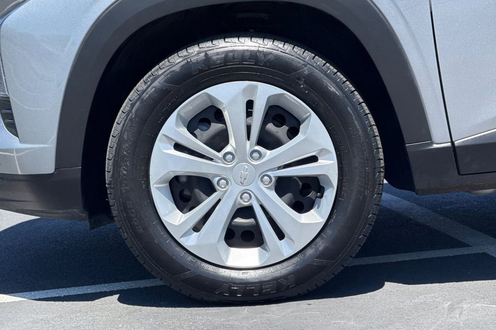 Used 2025 Chevrolet Trax LS FWD image 15