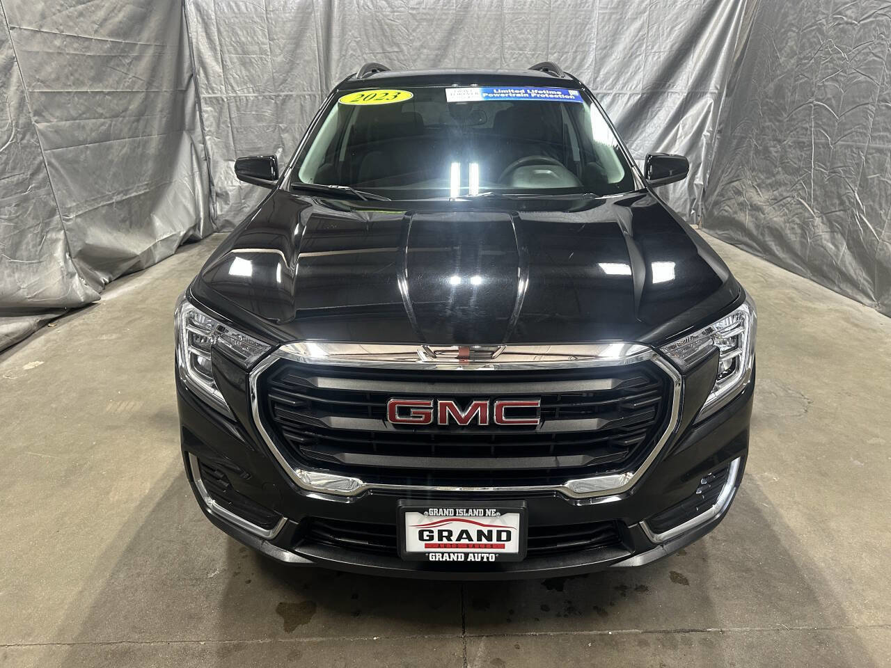 Used 2023 GMC Terrain SLE w/ Driver Convenience Package image 2