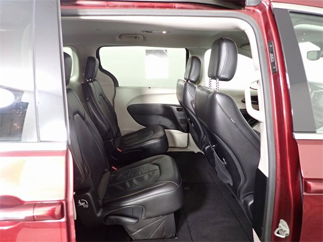 Used 2019 Chrysler Pacifica Touring-L image 28