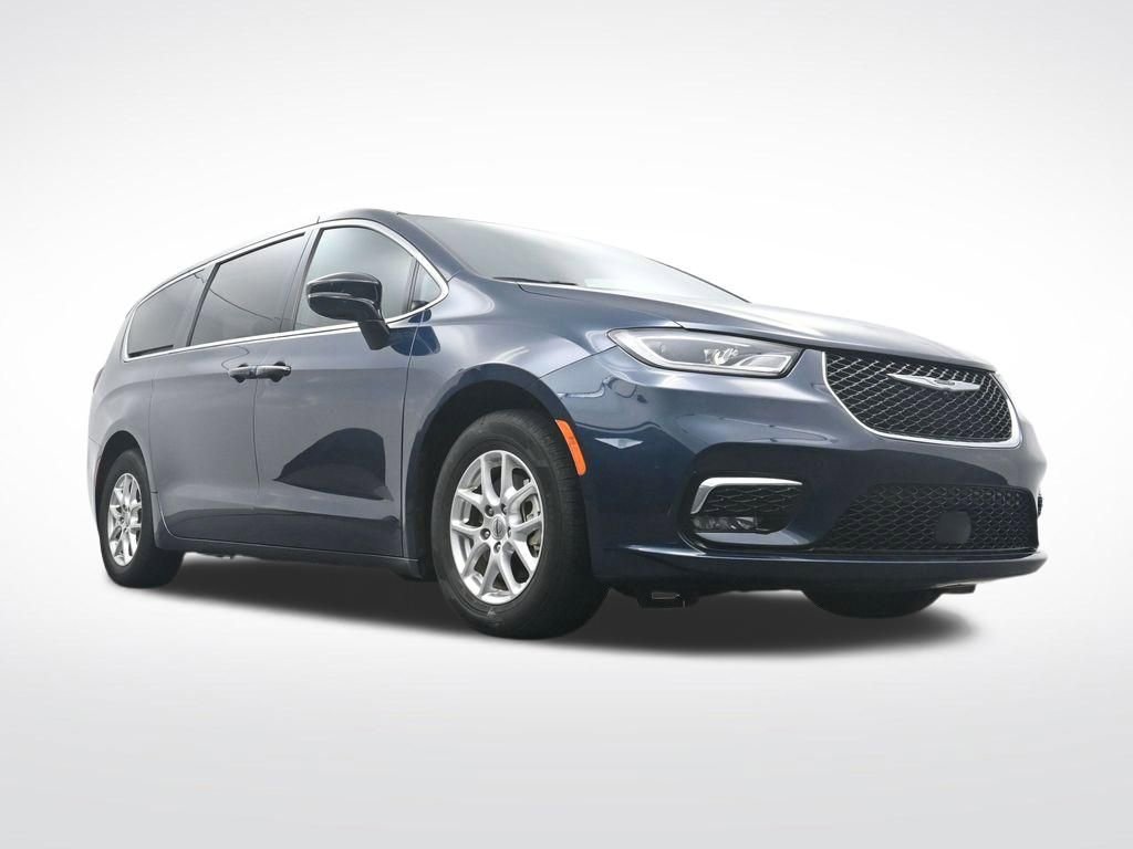 Used 2025 Chrysler Pacifica Select image 32