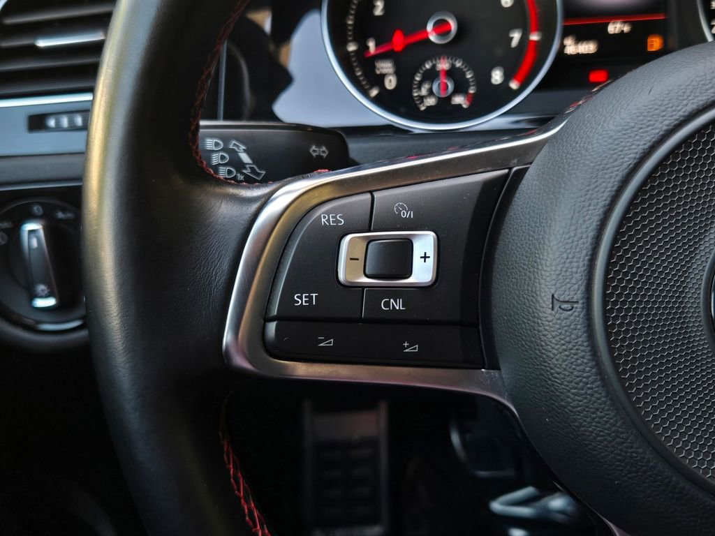 Used 2018 Volkswagen GTI SE FWD image 23