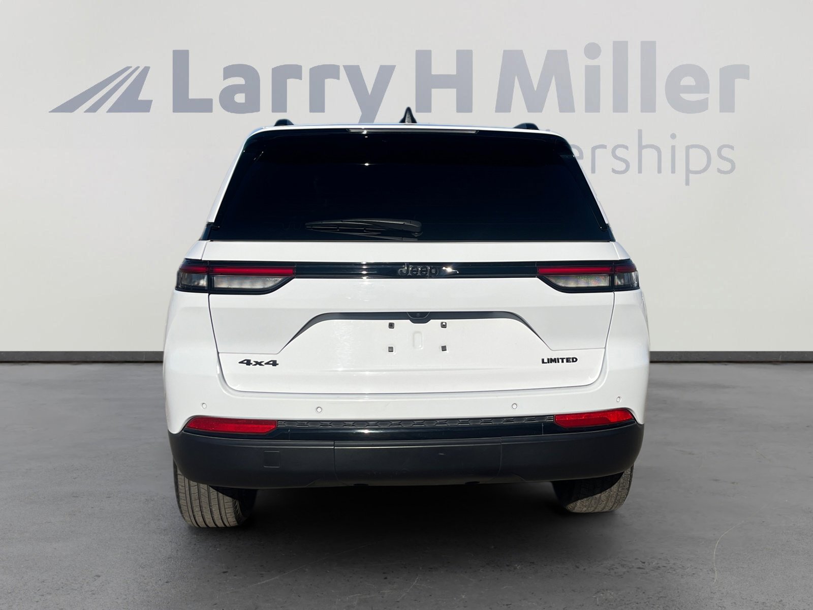 Used 2025 Jeep Grand Cherokee Altitude image 4