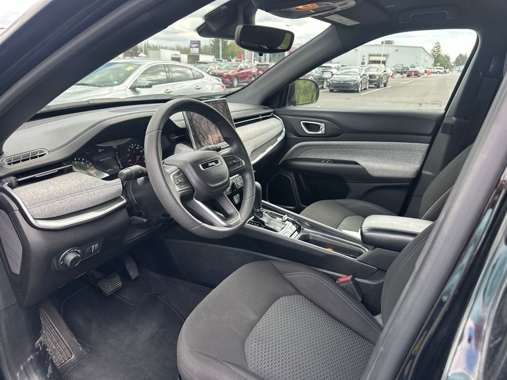 Used 2023 Jeep Compass Sport image 9