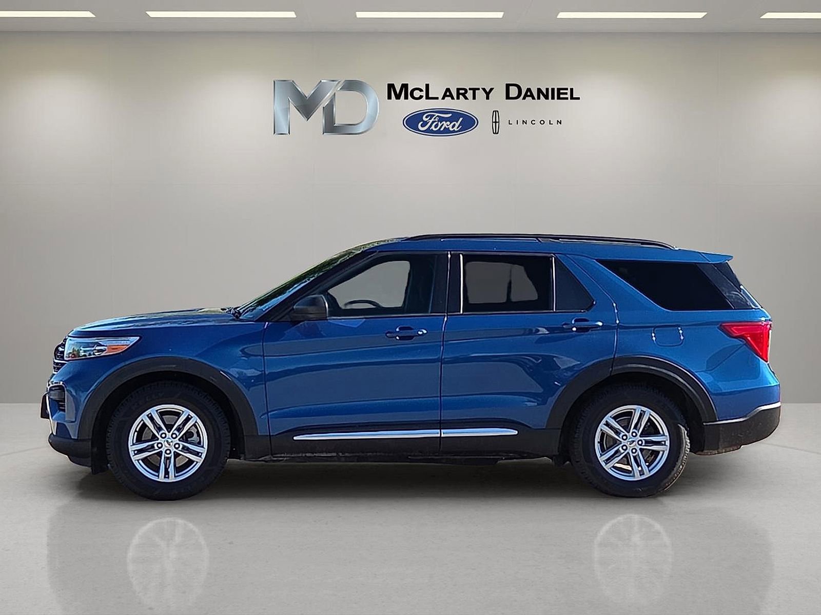 Used 2021 Ford Explorer XLT RWD image 3